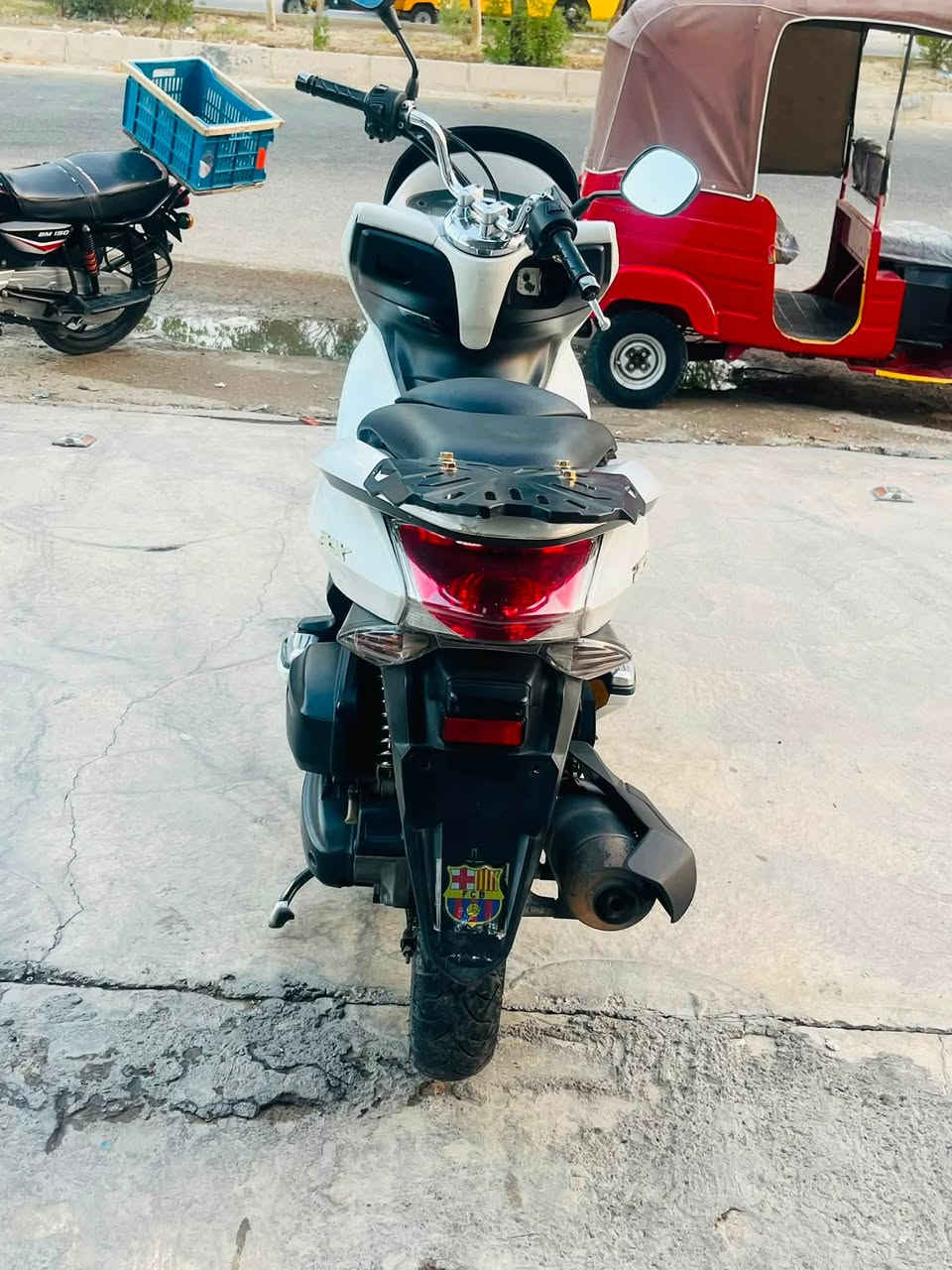 السلا عليكم pcx جيل الاول الدراجة بلاديه ياباني Jf حساس زدحام حساس استان كهربائيات شغال جيب فيتر وفحص السعرمليون و200. بيه مجال ***********
