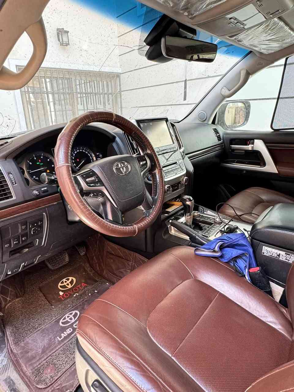 السلام عليكم لاندكروز VXS مواصفات لكزز
محرك 5.7 v-8 
السياره فول مواصفات 
 عليها رقم مميز 
 ومغلفة ppf
ماشية 239 الف
السعر 54 الف دولار قابل للتفاوض 
مكاني بغداد ‭***********‬
