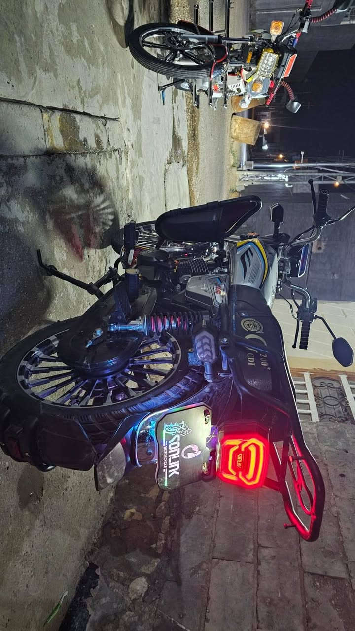 من رخصه الادمن
دراجه سونك موديل 2025 منفيس 
محرك 200 cc
ظاغطه وزنجل مو جواكيج 
المحرك شركه ماممدود عليه اسبانه 
سويج وبصمه تشغيل عن بعد 
السعر 950 الف 
الاتصال *********** ايضا واتساب
العنوان الرمادي -5كيلو
