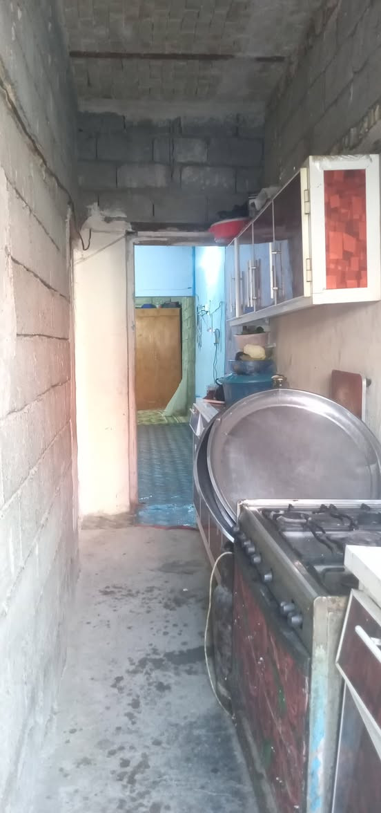 السلام عليكم بيت للبيع المساحة ١٠٠متر الواجهة ٥ والنزال ٢٠ يحتوي على إستقبال وغرفة وصالة مع صحيات خارجية والسقف عقادة مع درج خارجي زراعي سند ٢٥ المحموديه حي السيدة زينب السعر ١٧ وبي مجال الشراي يتصل على الرقم 078‪14422120 بي واتساب مستعجل على بيعة
