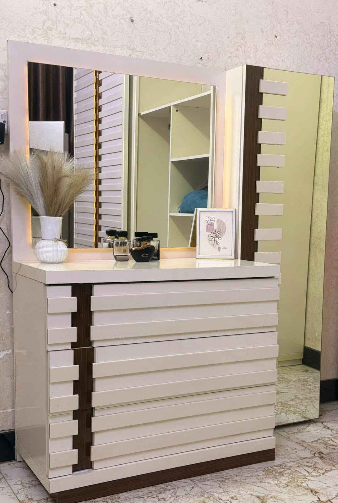 غرفه تركيه ٨ قطع  صبغ حراري سرير مخزن جك  اناره شغاله مابيها اي ضرر. مكان بغداد أي استفسار خاص
