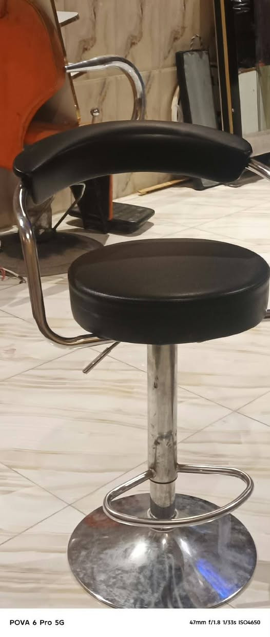 سلام عليكم اخوان غراض محل حلاقه كامله كلمن وسعره أسعار مناسبة مكاني بصره القبله الشراي يراسلني  ***********

نص مكتوب في الصور:
- POVA 6 Pro 5G 47mm f/1.8 1/33s ISO4650