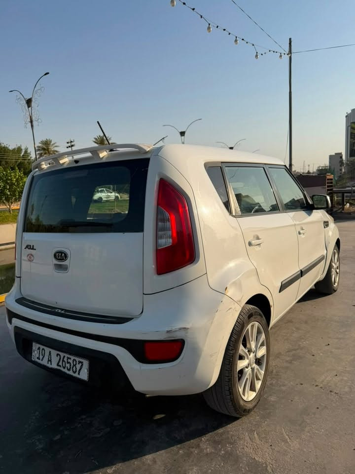 Kia سول 2012
142 مايل 
السياره طابه هزه قبل فتره 
بسمي ومداور ثاني يوم 
حادثها مال امريكا جاملغ وبنيد 
والجاملغ الثاني مضروب بل عراق 
والسياره مطخطخه من الجوانب 
شاصيها ملحوم من جوه السياره 
والسياره مواصفات السول الامريكي معروفه مكينه 2000 دوش اوتماتيك 
مكينه مبدل جديده 
تبريد ثلاجه السياره  كير ومكينه 
سليمات 
السعر ٧٠ ورقه وبيها مجال 
***********
