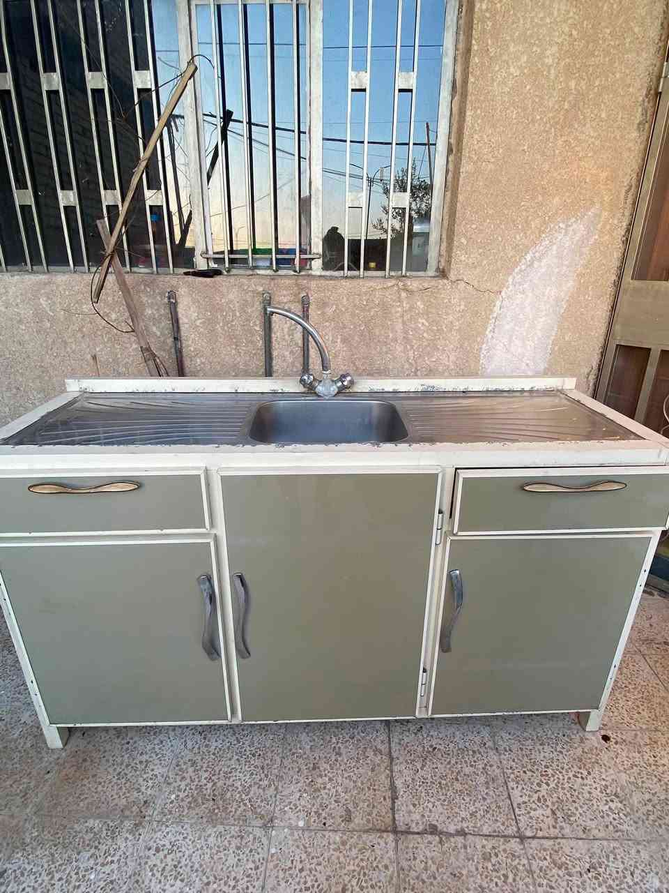 كاونتر و ملحقه و سنك و ملحقه للبيع ب٦٠٠
مكيف ميديا ٢ طن شغال محتاج غاز للبيع ب٣٠٠
للتواصل على الارقام 
 ***********
***********
