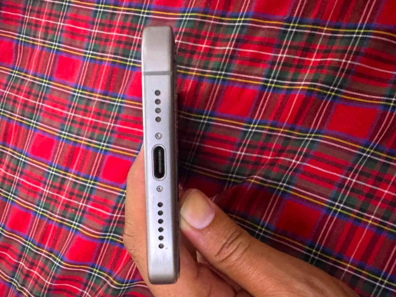ايفون 📲 15 برو ماكس 256 ماستر كارتونه موجودة لون تيتانيوم نظافة 100‎%‎
بطارية 🔋 82 
جهاز بي 3 شامات بالشاشة فقط لا غير 
ممأثرات على اللمس وصايرات بالاطراف 
العنوان بغداد الشعب نهايه الفورتات 
*********** بي واتساب 
السعر 750
