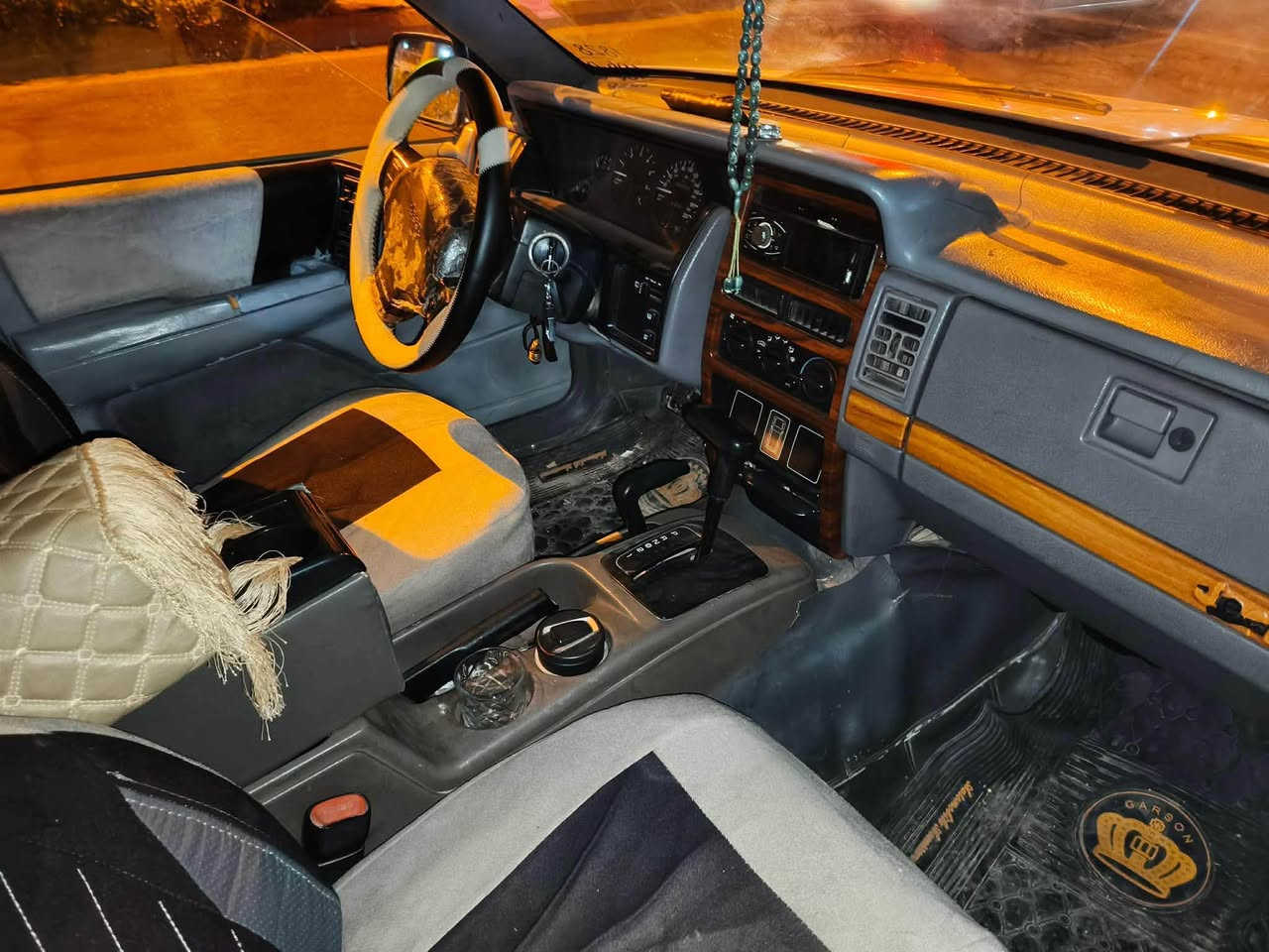 جيب شيروكي 1994
محرك بطه VVT2500 مجول
سياره جاهزه مابيها نقص 
تدفئه تبريد
محرك وكير خير من الله لا صرف ولا تبخير
4 تايرات جدد لوك 
سياره مابيها نقص
***********
