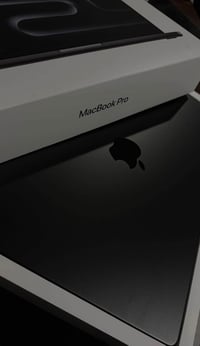 Macbook pro m5 pro 16 inch 24 ram 1tb ssd 10 دورات شحن امريكي كيبورد م...