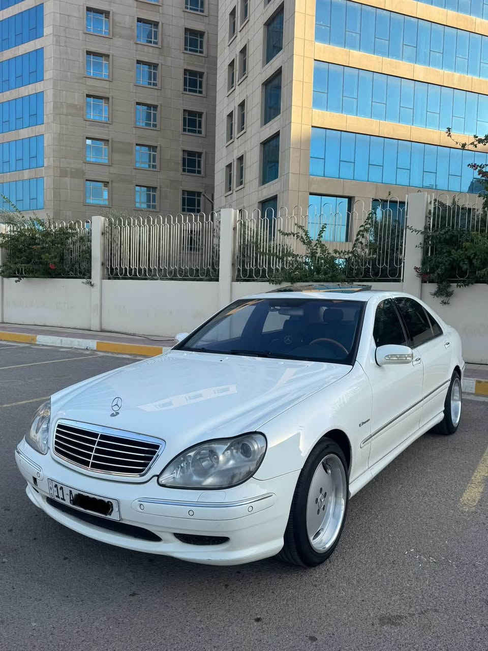 للبيع فقط مرسيدس فقط بدون مراوس وتفاصيل كامله مكتوبه بشكل واضح
غواصه S55 AMG أصل مو مت لو تحديث 
موديل 2001 كفاله عامه بدون ضرر وصبغ 
محرك 55 تنفس طبيعي سياره جديده وجاهزه من كل نواحي محرك كير حداديته تبريد تخم تاير باتري ادامه كله جديده 

فول موصفات للاخير سلايد روف برده كهرباء اربع كشنات كهرباء وخزن وتدفئه تبريد 
ابواب وصندوك ومري شفط 
لايت داينمك زنون متحرك 
جوبلسات 
مري ترحيب وشفط 
تنته كنتاره بلاديه ودشبول جلد خياط 
حساسات امامي خلفي + حساس مطر 
شاشه أعطال وكروز سرعه قفل كير 
جام بلورايز بلادي كامل 
سياره كله مختمه AMG صالنصات وويل ودواخل اصلي شركه مو تحديث 
باقي تفاصيله معروفه وواضحه بصور 

سياره قرار 102 تسجيل جديد مسقط رقم وفاحص مرور وكمرك وهزه معاملته كله كامله باقي فقط الكمرك مامدفوع 
حالياً ابيع واقع حال وكاله فقط 

مكانه بغداد الكاظميه والسعر 77 ورقه وبيه مجال بسيط جداً اي استفسار فقط الاتصال ***********

