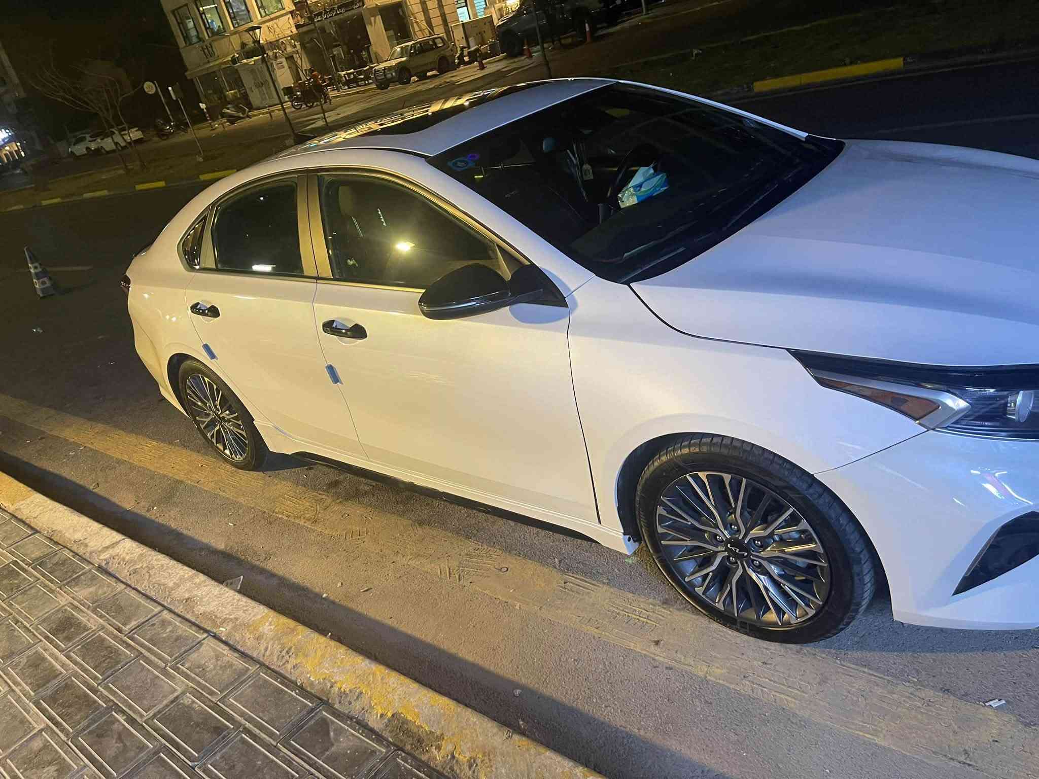 فورتي مديل ٢٤السياره فول  مواصفات فتحة بصمة حادثها بنيد سطحي   ماشية ٥٧ الف ولا للاستفسار الاتصال مكان السياره الغزالة أو اليرموك***********

