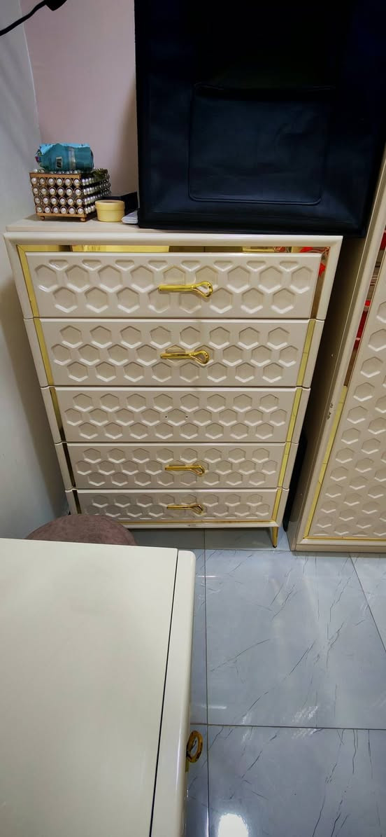 غرفه تركي للبيع مستعجل عل بيعتها سعر 650 نهايتها نظافه 90 بالميه العنوان بغداد منطقه سويب الشرطه الخامسه للاستفسار ***********
