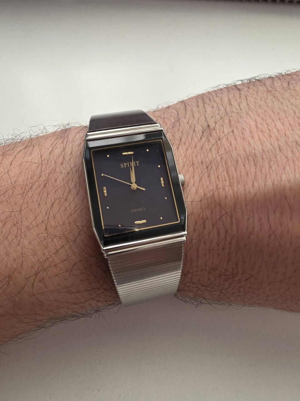 ساعة سيكو سبيريت (SEIKO SPIRIT) – أناقة كلاسيكية نادرة
تميز بإطلالة فاخرة تجمع بين الدقة اليابانية والتصميم المستطيل الكلاسيكي الجذاب مع المينا الأزرق الملكي والعقارب الذهبية الفاخرة.

​الموديل: Seiko Spirit (أناقة كلاسيكية نادرة)

​المقاس/القطر: 26 × 35 ملم

​المواصفات: هيكل وسوار من الاستيل المقاوم للصدأ (Stainless Steel)، ومقاومة للماء والمجالات المغناطيسية (Antimagnetic).

​السعر: 150,000 دينار

​للطلب والاستفسار:

📞 رقم الهاتف: ***********
