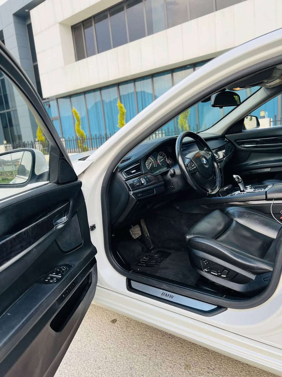 فروشتن خيرا
BMW 750i  2010
فول فول  
-------------------------------
مه كينه ى 8 پستنى ده بل توربو ى 
گيرو مكينه به شه رت نه 
كراوه ته وه بى بوياغه 
-------------------------

4ده رگاو سندوقى شه فته ئيش ده كات 
5په رده يه بلاده 
 بۆکس.. 
ناولید...
گێڕ ئۆتۆ...
..گێر عادی..
لایت لید..
لایت زینۆن..
فڵچە ئۆتۆ..
فڵچەی لایت.. 
پێشو دوا حاسە..
نۆتفیکەیشن..
گاعی بیلادی .
جوار ده رگا بصمه 
لۆگۆی دەرگا..
سنوقی فریاگوزای ..
سنوقی خواردنەوە.. 
سوکان کارەبا..سوکان خەزن..کوشن کارەبا..کوشن خەزن 
لیدی ناو دەسک دەرەوەو ناوەوە..تەبریت مەرکەزی .. 
تەبریت ئۆتۆ ..
لایتی دەستی..
داتاشؤ....
تحديد سرعه.....
تايه و ويلي لوك لوكى له سه ره.....
گێڕو مەکینە بیلاتی هەموو شتێکی لەسەر دەقی شەریکەیە 
--------------
تکایە موشتەری نیت بێزارم مەکە 
*********** كويسينجاك, أربيل
