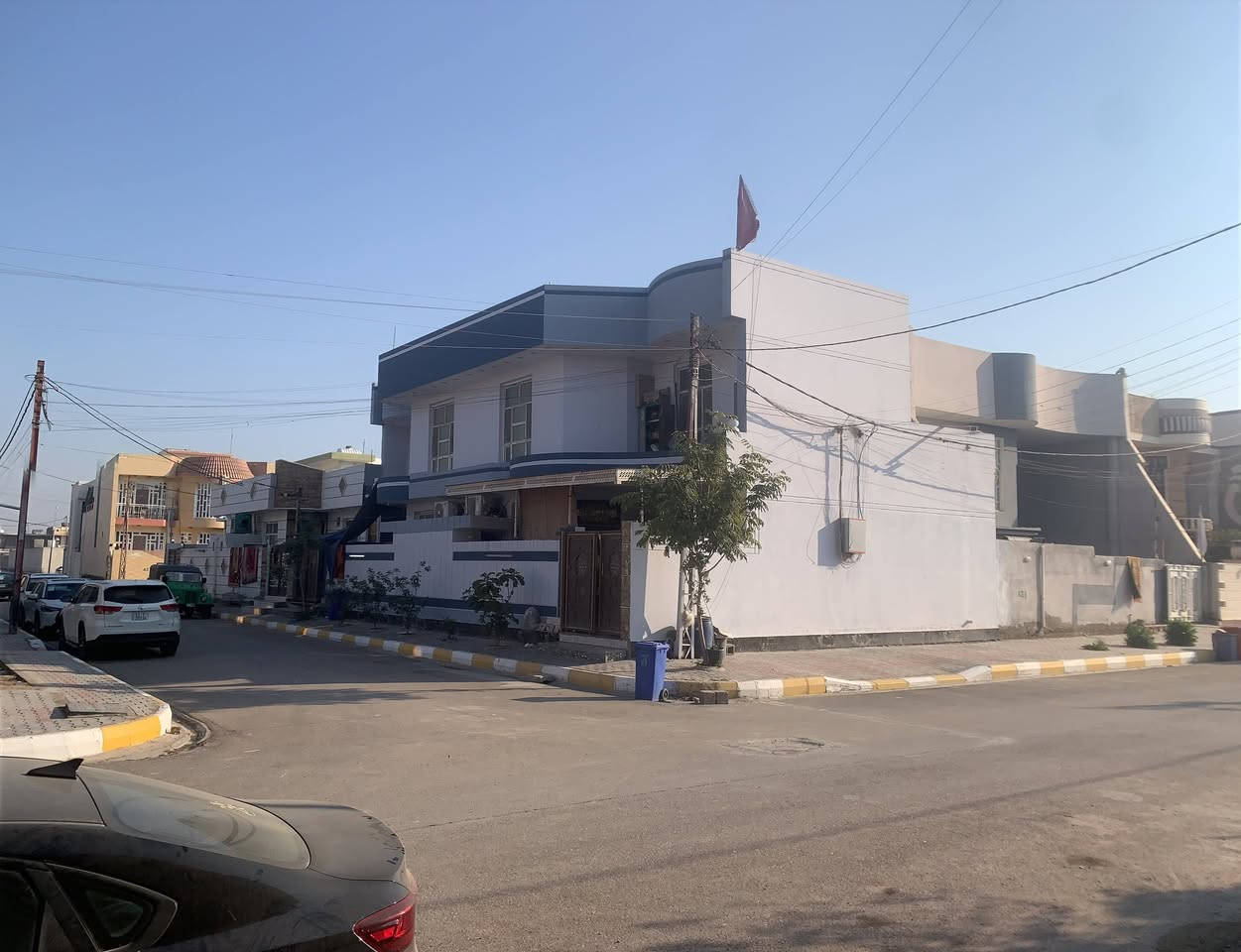 سلام عليكم مشتملات عدد 2}اثنين} الغدير الاولى شارع ٢٠ موقع جدا مميز مساحه المشتمل الواحد 125متر كل مشتمل واجهته10م والنزال12/5م يحتوي على ثلاث غرف نوم مع صاله مع استقبال مع حمام ارضي وا حمام طابق ثاني وحمام خارجي  والارضيه مرمر درجه اوالى بدون اي نقص  جاهز/ ملاحظه كل بيت معزول عن الثاني تماما فقط شكل الواجها تصميم واحد لجماليه اي استفس@ار على هذا الرقم واتساب واتصال ***********

