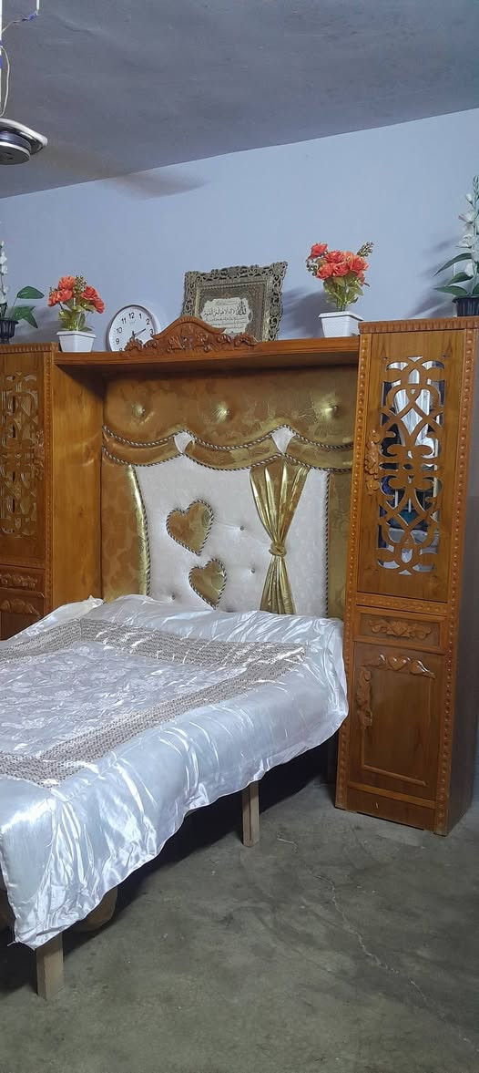 سلام عليكم من رخصت الادمن غرفه نوم للبيع كامله مستخدمه اقل من سنا ***********بي واتساب

