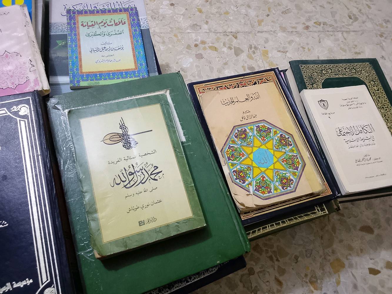 كتب للبيع أكثرهن دينية الفريقين ورقية ومجلدات كاملة واجزاء السعر مناسب مكاني الحرية بغداد