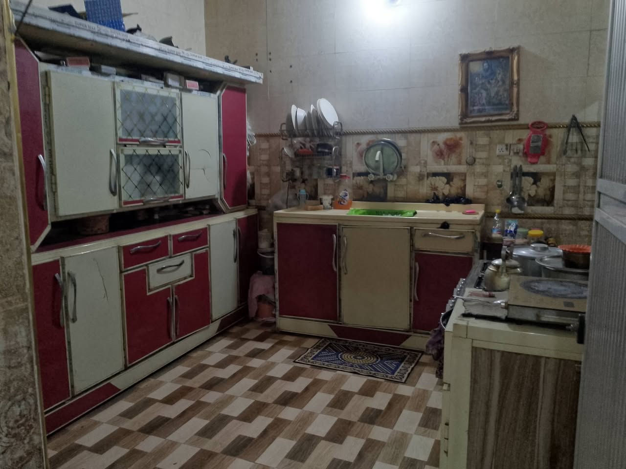 بيت زراعي لبيع طابقين يتكون من غرفتين و صاله و مطبخ و ديوانيه و حمام داخلي و خارجي و طارمه و الطابق الثاني مشتملات المساحه 220 السعر 115 و بيه مجال عنوان ناصريه المهديه مقابيل عمارات الشموخ ***********
