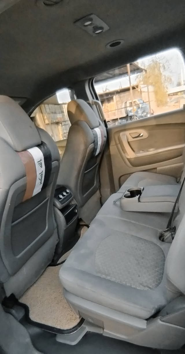 السلام عليكم للبيع شوفرليت ترافرس ٢٠٠٩ كلين رقم سليمانيه بأسمي ماشيه ١٥١ ألف محرك ٦سلندر ٣٦٠٠ ٧راكب ثلاث قطع تبريد سعر ٨٥ ورقه مكان السياره ديالى بعقوبه دور الزراعة الاتصال على الرقم ***********
