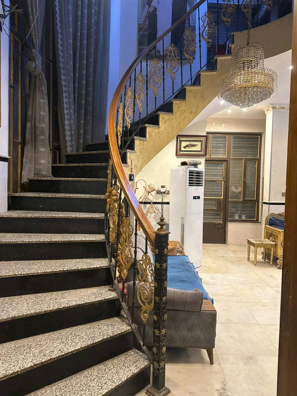 دار للبيع زراعي 
بيت مساحه 200 م 
*يحتوي ع 4 غرف نوم بنظام حديث وبنظام سويت 
*استقبال + هول + حمام 
*يحتوي ع مطبخ حار + بارد 
*يحتوي ع منور عدد 2
البيت داخل خارج مرمر + متكامل من كلشي 

موقع الدار 
الدوره -زراعي ابو كرار -شارع ابو خليل - مقابيل شارع الصحه 

للسعر 360 وبي مجال 
سا للتواصل واتساب 
***********