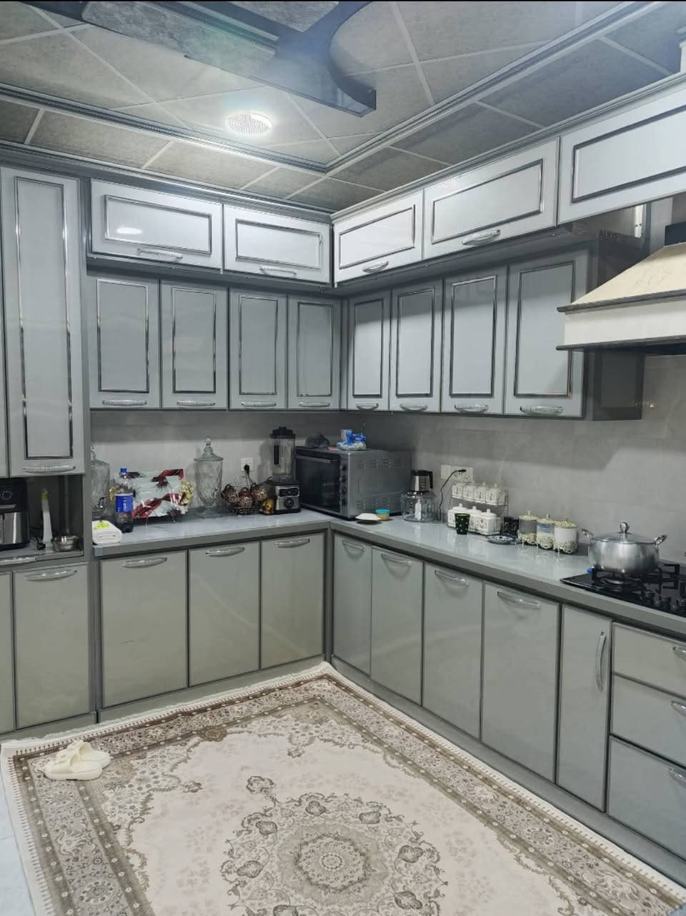 🏠 بيت للبيع - قرار تمليك بسمي (طابو ملك صرف) 🏠
"بناء حديث 2024" بمواصفات ممتازة وتصميم طابقين متكامل.
​📍 الموقع ​حي السماح - الأركان - سايدين الأركان.
​الفرع المقابل لـ صيدلية عزة الأنفال.
​المساحة: 150 متر واجهة 7ونص عمق 20 ​سنة البناء: 2024
​نوع العقار: سند طابو ملك صرف.
​✨ تفاصيل الطابق الأرضي:
​استقبال+ هول داخلي.
​غرفتين نوم. ​مطبخ متكامل مجهز بـ كاونتر كرانيت "تفصال"
​صحيات وحمام + مناور عدد (2).
​✨ تفاصيل الطابق الثاني: ​غرفتين نوم + هول. ​صحيات وحمام مفصولة.
​سطح (ناصي وعالي) مع تانكيات مياه حجم كبير. عدد 4
​🎁 علما الأغراض المذكورة من ضمن المنزل ​منظومة مياه متكاملة. والكاونتر ​سيستم كاميرات مراقبة حديث. ​بردات "سلايت" لكل المنزل.
​📞 للتواصل والاستفسار: *********** كورك *********** اسيا
