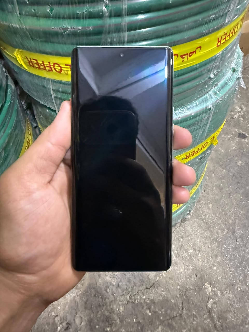 🔥📱 للبيع TECNO CAMON 40 Pro 5G — نظافة 100% 🔥
💎 جهاز مرتب ونظيف جداً، استخدام قليل، والفرصة حلوة للي يريد جهاز قوي ومواصفات ممتازة بسعر مناسب 👌

📱 المواصفات:
• 💾 ذاكرة 256GB
• 🚀 رام 8GB
• 📶 يدعم 5G
• ⚡ معالج MediaTek Dimensity 7300 5G
• 🖥️ شاشة AMOLED بحجم 6.78 إنچ
• 🔄 معدل تحديث 144Hz — سلاسة عالية
• 🔋 بطارية 5200mAh
• ⚡ شحن سريع 45W
• 📸 كاميرات قوية للتصوير
• 🔊 ستيريو سبيكر
• 🔐 بصمة داخل الشاشة
• 🎨 اللون سماوي

📦 وياه:
✅ العلبة
✅ الشاحن
✅ مجموعة كفرات

⭐ الحالة: نظافة 100% — مستعمل استخدام قليل جداً

💰 السعر: 300 ألف دينار
او مراوس بايفون مع فرق
📍 بغداد – جسر ديالى القديم

📩 للجادين مراسلة ***********
🔥 جهاز نظيف + مواصفات قوية + كامل أغراضه = يستاهل!
