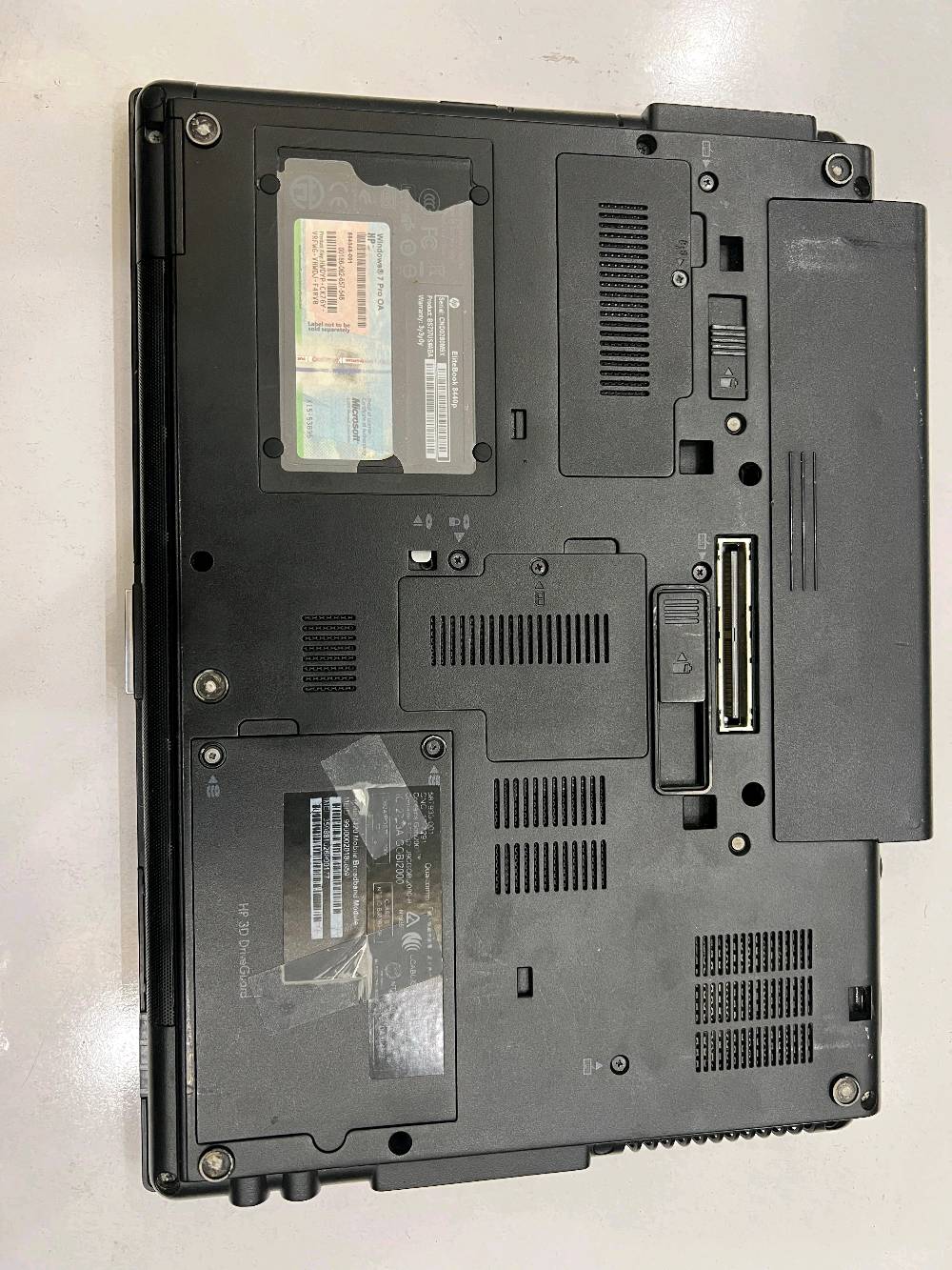 المواصفات الفنية:
​الموديل: HP EliteBook 8440p (هيكل معدني قوي وتحمل ممتاز)
​المعالج: Intel Core i5 M 520 بسرعة 2.40 GHz
​الذاكرة العشوائية (RAM): 4 جيجابايت
​نظام التشغيل: Windows 10 Pro (64-bit)
​الملحقات المرفقة مجانًا:
​شاحن HP الأصلي
​قاعدة تبريد/رفع للابتوب قابل للطي
​ماوس مع الماوس باد
​ملاحظة للأمانة:
الجهاز نظيف جدًا وشغال بشكل ممتاز 100%، العطل الوحيد هو البطارية وتحتاج استبدال (أو يعمل مباشرة على الشاحن بدون أي مشكلة).
السعر 150 وبي مجال لشراي 
الرقم ***********