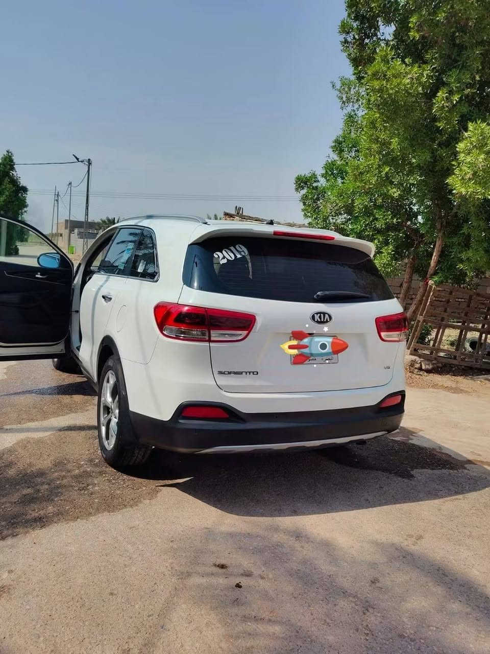 سسلام عليكم سورنتو موديل 16 سيارة مكفولة من الضربة والصبغ والتبديل بيها بارد فقط شي قليل باب السايق  وتكحيلات شوف العين رقم بصرة تحويل يوم ثاني السعر 168 وبيها مجال للاستفسار الاتصال بالرقم ***********

نص مكتوب في الصور:
- 2019