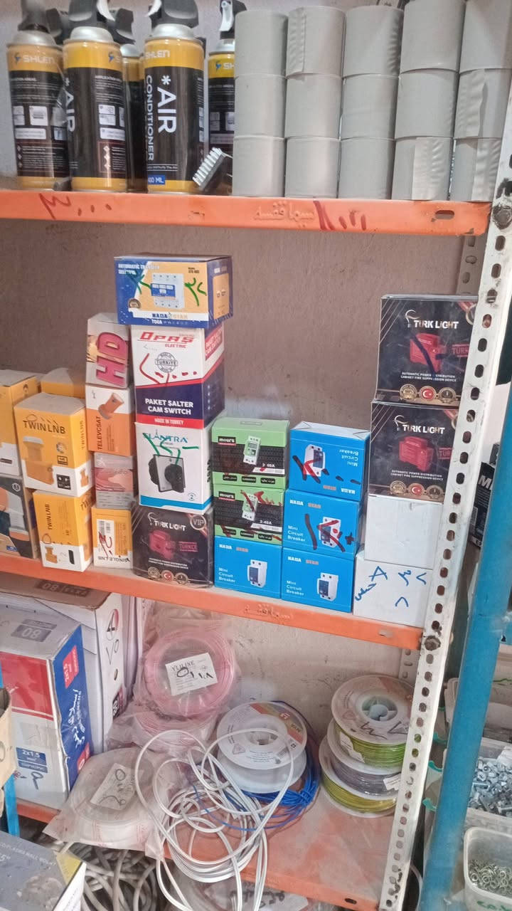 للبيع محلات انشائيه متكامله وكهربائيات الموقع البلديات الضباط الثانيه الزراعي مواد متنوعه كهربائية وانشائيه وعدد يدويه البيع لعدم التفرغ موقع حلو بنايه ركن     ***********@
