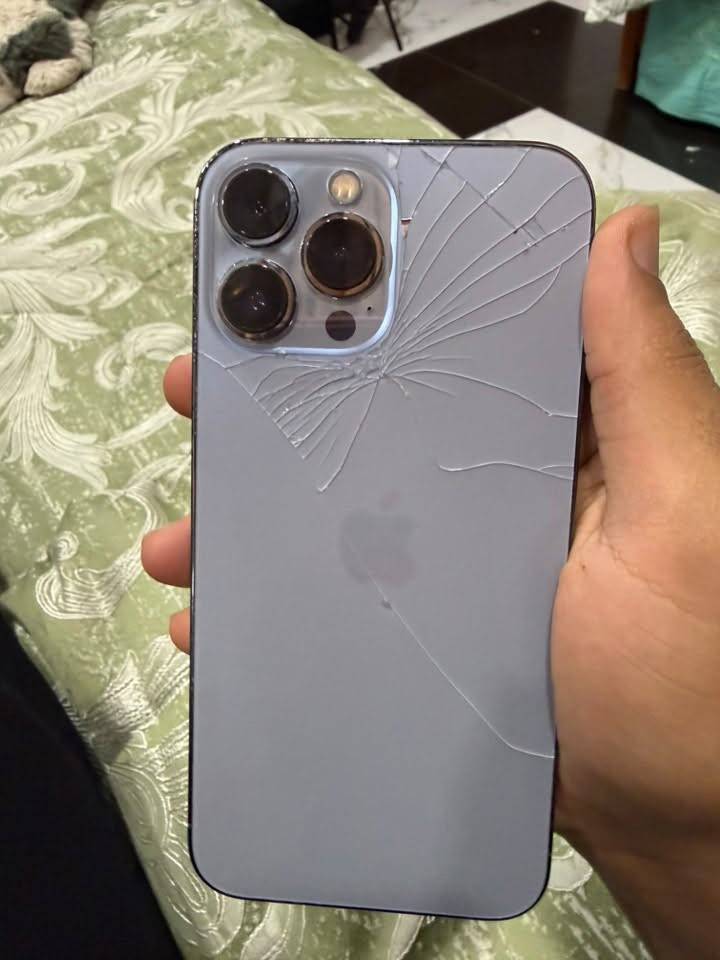 ‏سلام عليكم iPhone 13 Pro ماكس بدل شاشة تجارية وظهر واليوم وقع الكاميرات صارت تقرأ بال إعدادات مو اصلية بس الكاميرات اصلية عند أبو صيانة يسويها وتروح ذاكرة 256 بطارية 76 نموذج M الجهاز الشاشة ماله ترمش من جوا سعر 450 وبي مجال للطيبين ما تشتري لا تعلق للاستفسار ***********
