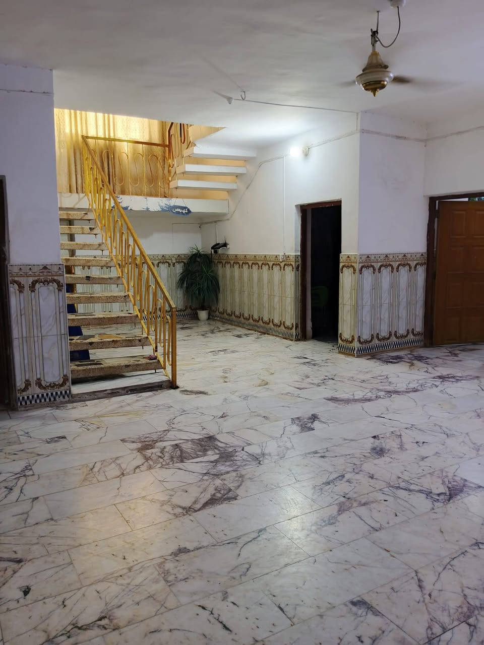 🏠#دارللبيع//طابـــــــو صرف _🏠
🏗️📍المــــــــوقع// بابل الهاشمية الجمعية 

✏️المســـــاحة// 300 متر 

🧱🧱طـــابق الأول // يحتوي ع 
2 غرف نوم  4*5➕استقبال11متر➕ صالة كبيرة ➕ مطبخ6*5➕مجمعات صحية 2➕مناور 1 ➕كراج سيارة 🚙
🧱🧱طابق الثاني // غرفة نوم2مساحة 4*5 ➕بيتونه
ويحتوي الدار على محل 
 
      للمزيد من التفاصيل الاتصال او المراسلة على واتساب الرقم    ***********
