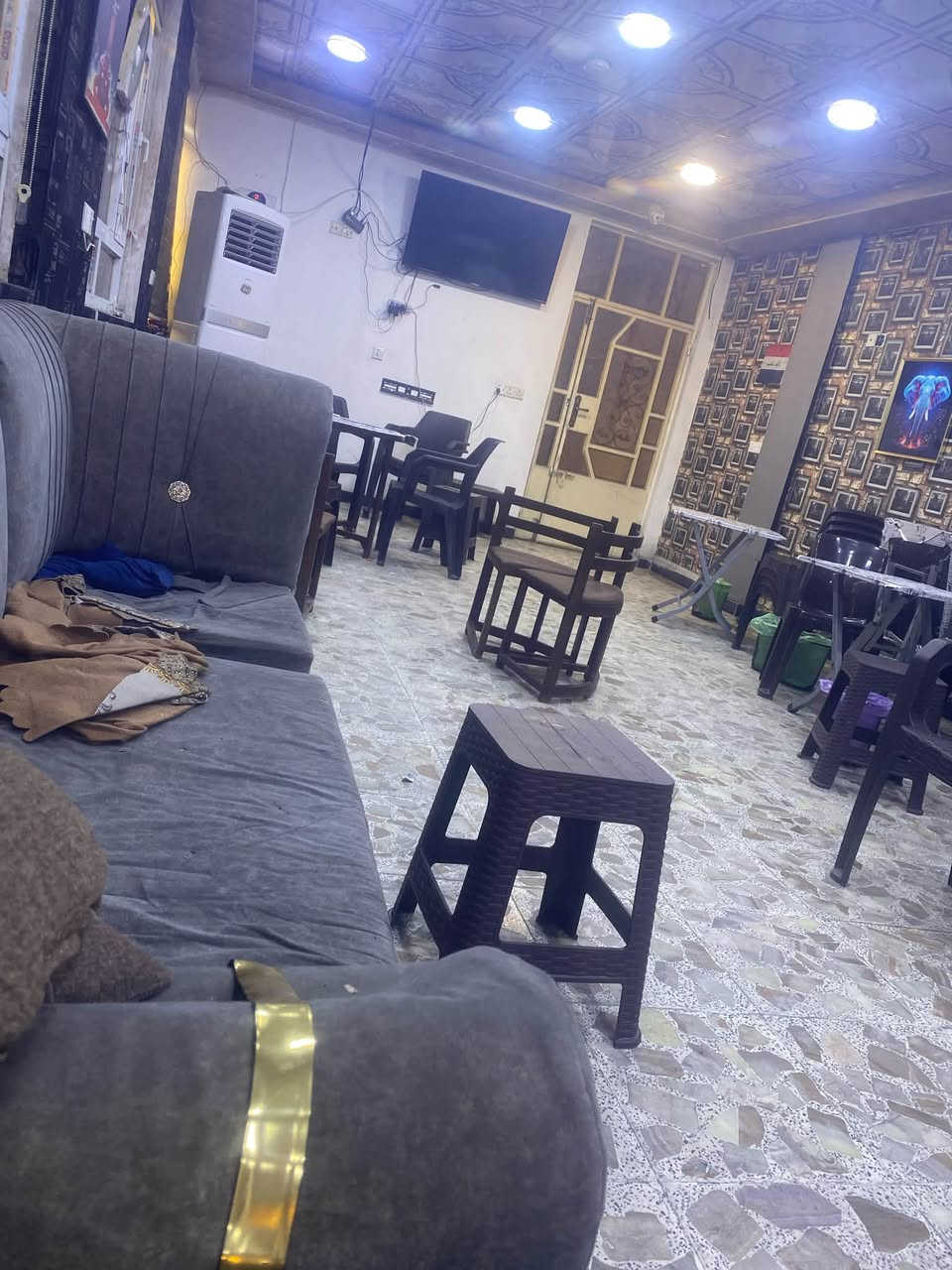 السلام عليكم كوفي للبيع وبسعر مناسب 

جاهزة ومرتبة 

تحتوي على ميوزة العدد٦ دومنة وورق

سبالت كنتوري ٢ ابو ٣ طن 

شاشات ٣ 

كامرات 

مجمدة وعارضة مشاريب 

العنوان قرب كنيسة مريم العذراء

وهذه رقمي
***********
