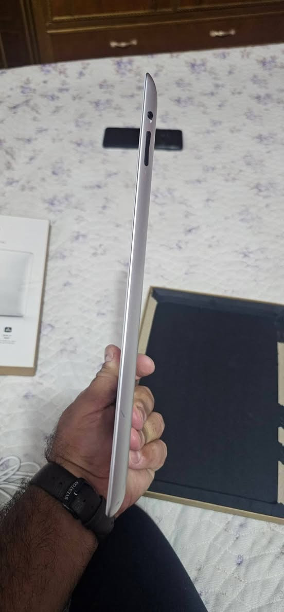 جهاز كلاسيكي وأنيق مناسب للتصفح، الدراسة،
المواصفات الرئيسية:

 * الشاشة: 9.7 بوصة إضاءة LED وضوح ممتاّز.

 * المعالج: Apple A4 سريع واقتصادي في الطاقة.

 * الكاميرات: كاميرا أمامية وخلفية للتصوير والتواصل.

 * البطارية: تدوم حتى 10 ساعات عمل.

 * النظام: تطبيقات أساسية مدمجة جاهزة للاستخدام

💰 السعر: 60 وبي مجال  

***********
