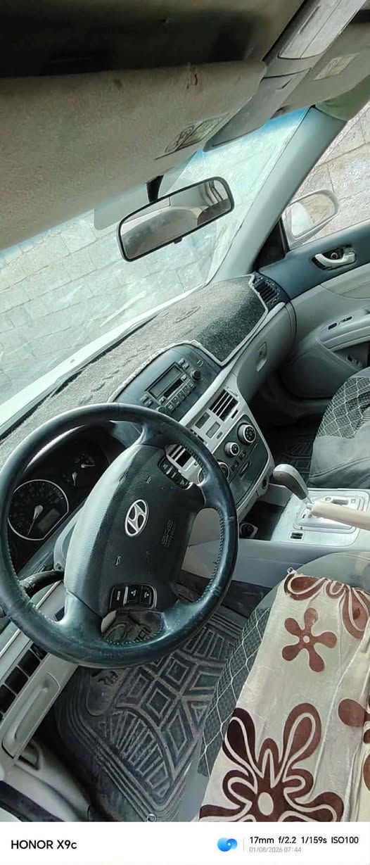 السلام عليكم سوناتا موديل 2008 للبيع محرك 2000 تخم تايرات جديد تبريد شغال نقص گمبريسر شرط السعر 80 وبيها مجال متواجد على الفيس راسلني  او اتصل ***********
