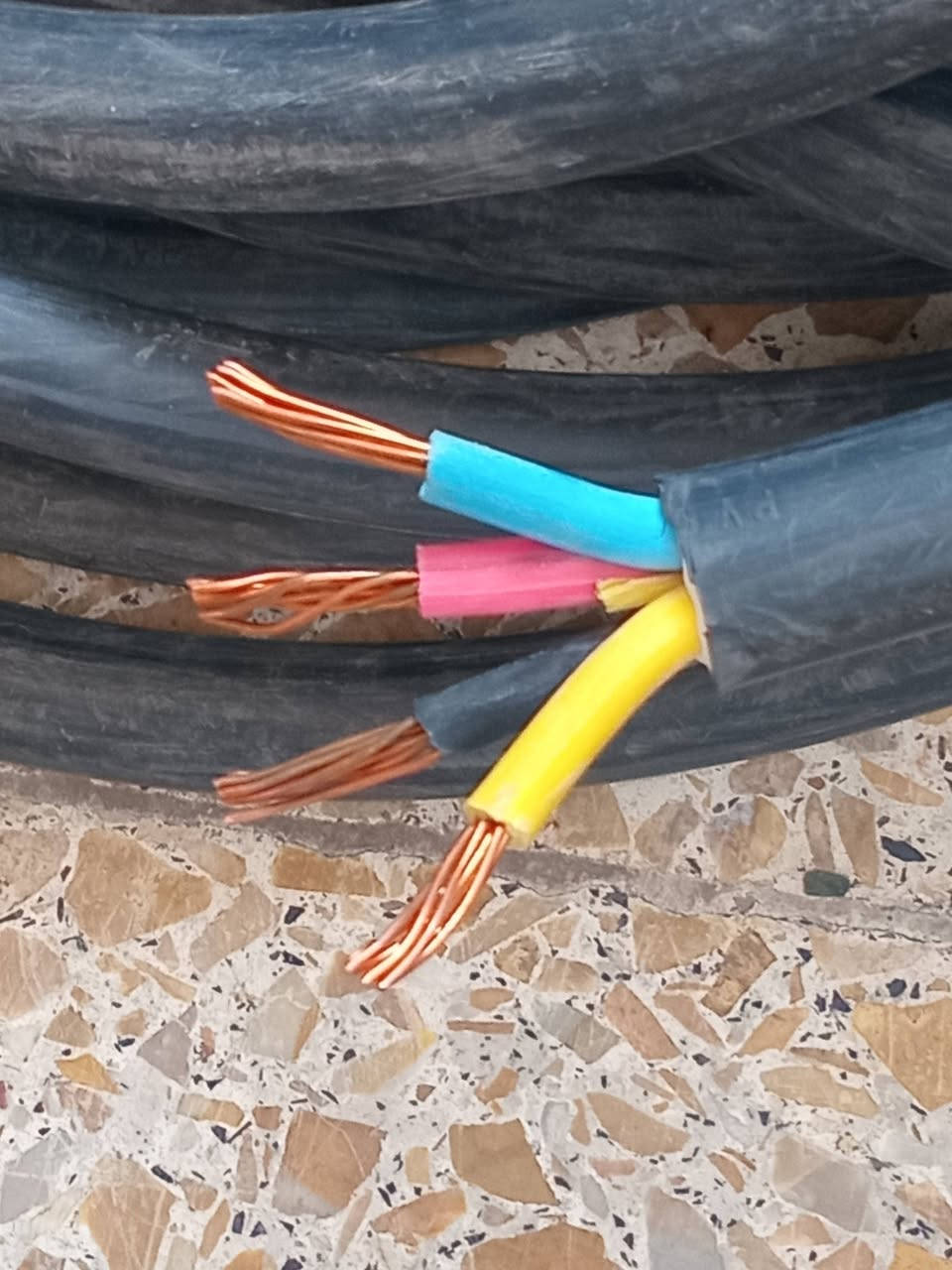 كيبل للبيع 4×16 طول 20 متر العنوان بغداد الاتصال ***********
