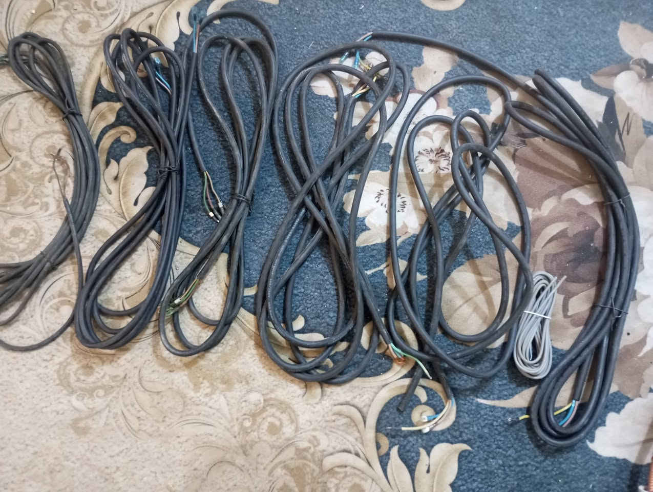 بواري اثنين طن جديدات اصليات مال شركة ميديا
الحجم ( خمس اثمان و تلث اثمان)
الطول 5 متر 
البوري الثاني الطول  ٤ متر 
............ ------------...........---------.........
بواري أمتار جدد  جنوب افريقيا من ارقى انواع البواري
** ابو الربع الطول ٧الى ٩ متر ماقايسة 
** ابو تلث اثمان ٧الى ٩ متر هم ماقايسة
..........----------............---------..........
وأيرات اصليات مال شركات سبالت
الطول بيهن ٦ متر 
وبيهن ٥ متر 
كافة الانواع 
العدد(( ٨ ))
#كربلاء_الملحق_
اعلى سعر ابيعهن وبالعافية على الياخذهن
الرقم بي واتساب شغال 
***********
