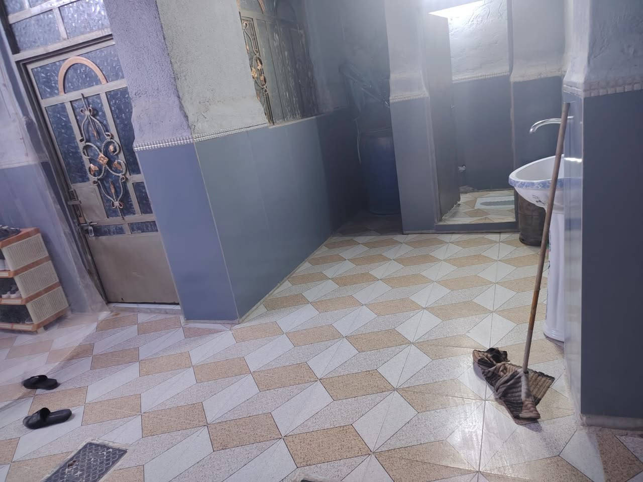 بيت للبيع المساحه 100متر طابقين البيت كامل مكمل بي غرفه وصاله ومطبخ واستقبال تخاريج داخل وخارج الطابق الثاني البناء غرفه وصاله وتخاريج أبناء درجه أوله الرضيع بورسلين سيراميك الجدار البيت برغي ماعايزه كامل مكمل العنوان وره اسواق فاضل الشافعي يم طاقه مال الكهرباء حي المنتضر طابو زراعي حتا شارعه تبليط الاستفسار ***********

