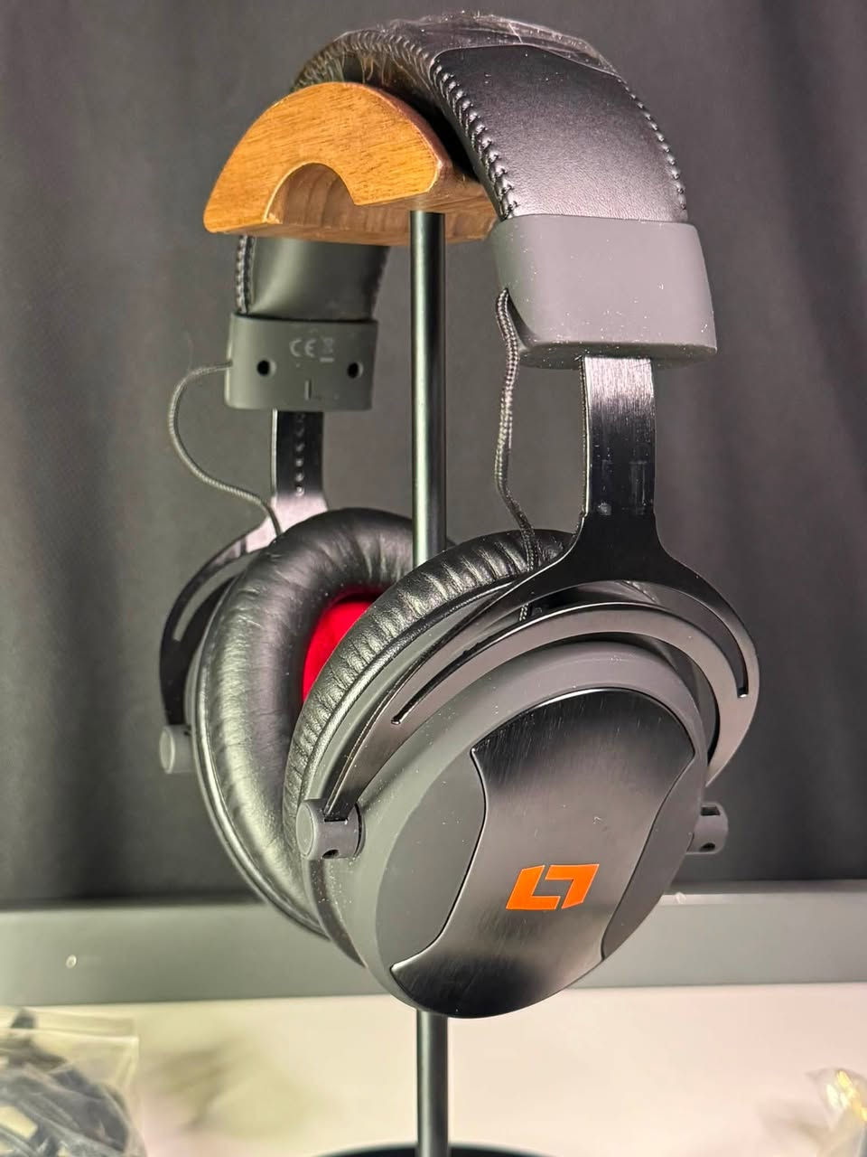 ⸻

🎧 Lioncast LX55 Gaming Headset

🔥 صوت قوي… وتركيز كامل داخل اللعبة

إذا تبحث عن سماعة ألعاب مريحة بجودة صوت ممتازة وسعر منافس، فإن Lioncast LX55 تقدم تجربة متوازنة للألعاب، المحادثات، والاستخدام اليومي.

⸻

✨ أبرز المميزات

🎧 صوت Stereo واضح مع تفاصيل دقيقة داخل الألعاب.

🎙️ مايكروفون عالي الوضوح لعزل الضوضاء أثناء الدردشة.

🛋️ وسائد أذن مبطنة ومريحة للاستخدام لساعات طويلة.

🔊 تعريف واضح لخطوات الأقدام والمؤثرات داخل اللعبة.

🎮 تصميم خفيف وعصري مناسب للكيمينك.

🎛️ تحكم سريع بالصوت من خلال السلك.

⸻

🎮 الأجهزة المدعومة

✅ PC

✅ PlayStation 4 / PlayStation 5

✅ Xbox One

✅ Nintendo Switch

✅ Laptop

✅ Mac

✅ الهواتف الذكية (منفذ 3.5mm)

⸻

📦 محتويات العلبة

✔️ سماعة Lioncast LX55

✔️ مايكروفون

✔️ محول Y للكمبيوتر

✔️ دليل الاستخدام

⸻

💙 لماذا تختارها؟

✔️ صوت نقي وتجربة لعب ممتعة.

✔️ مايكروفون واضح للتواصل مع الفريق.

✔️ راحة أثناء الاستخدام الطويل.

✔️ توافق مع أغلب الأجهزة.

✔️ قيمة ممتازة مقابل السعر.

⸻

📩 للاستفسار أو الحجز، راسل صفحة YOUSEF TECH.
          
واتساب/***********📞

🚚 التوصيل متوفر إلى جميع محافظات العراق.

⸻

#YousefTech #Lioncast #LX55 #GamingHeadset #PCGaming #PlayStation #Xbox #NintendoSwitch #GamingGear #Headset #IraqGaming
