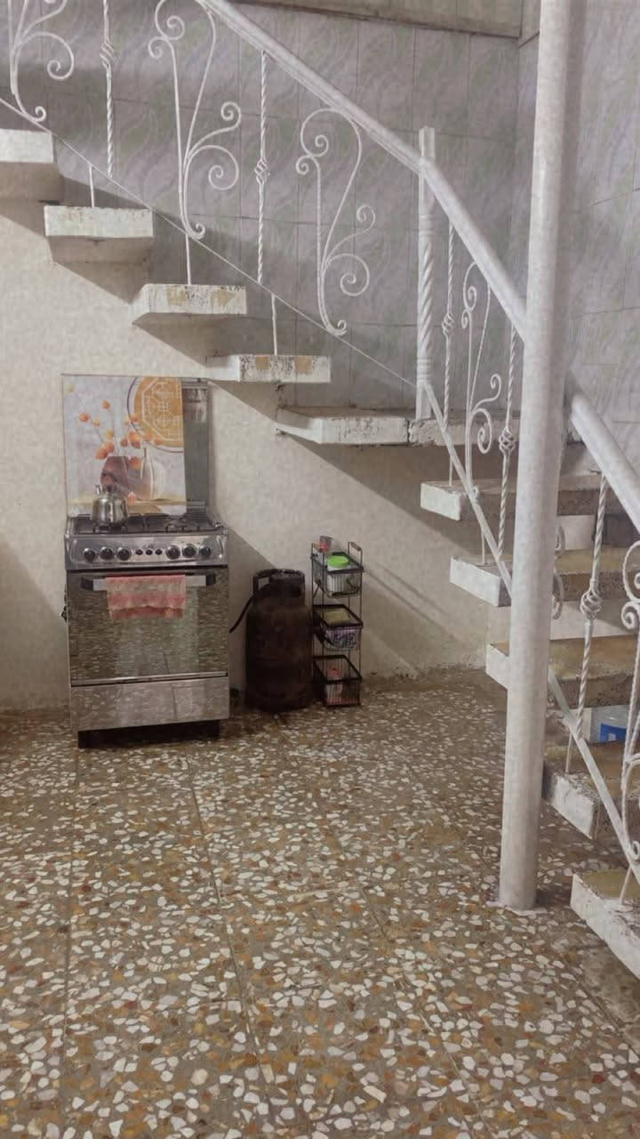 سلام عليكم  بيت الايجار مساحه 50متر المنطقه. الجواهري.    قرب اسواق حسوني يحتوي البيت على  انترنت شهر مجانا وسحب شهر مجانا.        السعر 250 الف     الاستفسار الاتصال على هذا الرقم ***********.
