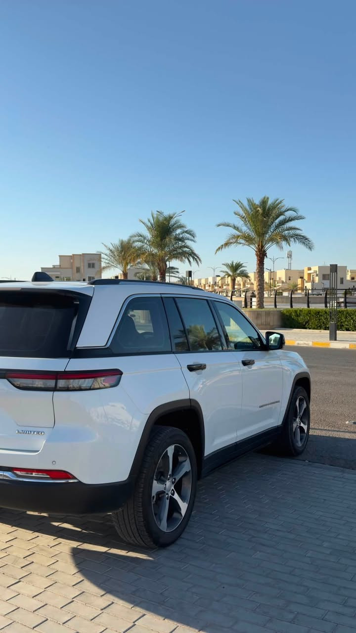 🔥 للبيع جيب جراند شيروكي Limited 2023 خليجي 🔥
🚘 Jeep Grand Cherokee Limited
📅 موديل 2023
🌍 وارد خليجي
⚙️ V6 – 6 سلندر
🛞 دفع رباعي 4x4
📍 الممشى: 39,757 ميل

✨ المواصفات:
• شاشة وسطية كبيرة 10.1 إنچ
• Apple CarPlay
• نظام ملاحة Navigation
• كاميرا وأنظمة مساعدة للسائق
• تحكم بالمقود
• تحكم كامل بالمقود من الأزرار
• تشغيل بصمة / زر تشغيل
• كراسي جلد
• تدفئة وتبريد الكراسي
• تدفئة المقود
• تحكم أوتوماتيك بالمكيف
• نظام اختيار وضعيات القيادة:
Auto / Sport / Snow / Sand-Mud
• فتحة سقف بانورامية
• حساسات ومواصفات أمان متعددة
• داخلية بيج راقية
• لون خارجي أبيض
• السيارة نظيفة 

💎 جراند شيروكي Limited بمواصفات راقية، جاهزة للفحص من قبل المشتري.

💰 السعر: [410]
📞 للتواصل: [***********]
