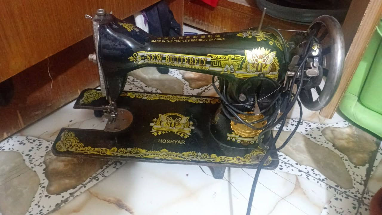 مكينه خياطه للبيع نظيفه جدا استخدام قليل لسعر ٦٠ ***********
