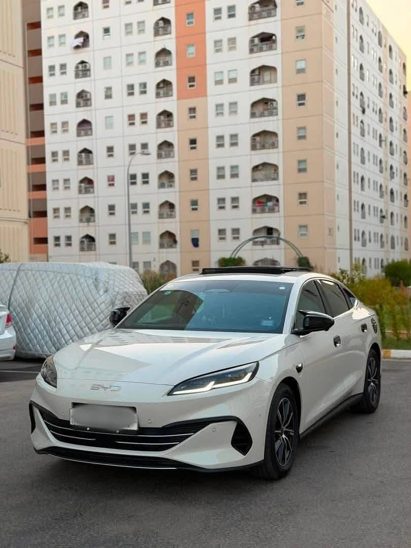 Byd seal 06 dmi اللون ابيض موديل 2025
هايبرد قابل للشحن
اجمالي الكيلومترات (شحنه كاملة + 65 لتر بنزين ) ٢١٠٠ كيلومتر
- اوتو بارك و valet mode (تطبك وانت خارج السيارة)
- رادار امامي مانع تصادم
- رادار خلفي وحساسات زاوية ميتة
- تنبيه عند فتح الباب ووجود سيارات قادمة
- تنبيه عند الرجوع وقدوم اشخاص او سيارات من احد الجهات
- اذا كسرت بدون ما تشغل اشارة على سيارة جاية اسرع منك وكانت سرعتك فوك ال ٥٠ كيلومتر السيارة تتدخل وتلوف ستيرن وترجعك لمسارك قبل لا يضربك
- اذا اجت باتجاهك سيارة سريعة تشغللهه دبل اشارة أوتو للتنبيه
- نظام سكيورتي من تطفيها تصور اي واحد يتقرب منهه
- كاميرا تصوير اثناء القيادة مع عرض  تفاصيل القيادة من سرعة وضغط على دواسة البانزين او البريك أو ليس حزام الامان
- تشوف اي شي جوة السيارة

باختصار هاي النسخة بيهه احدث انظمة السيفتي والسكيورتي المتقدمة من شركة byd
السياره بانوراما
بطارية ٨٠ كيلومتر بالشحنه
كل التنبيهات صوتية باللغة الانكليزية بعد التحديث الاخير
وبعد بيها هواية مواصفات
ماشية 33000 قابل للزيادة
المكان بغداد/الكرخ/سيديه أو العامريه
للاستفسار عن السعر الاتصال أو واتساب
***********
