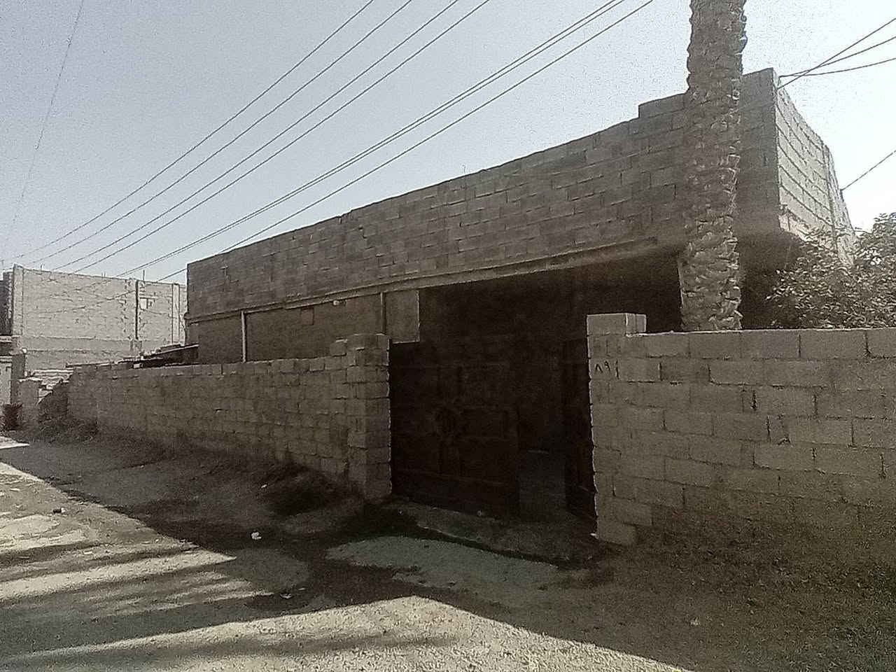 سلام عليكم عندي بيت البيع مساحه 400 متر الوجه 24 نزال 15 طابو صرف سعر 130 يرهم تدفع نص المبلغ ونص وعدة 6 اشهر قرب جسر الثالث@***********
