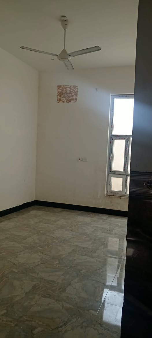 بيت للإيجار • خلف مجمع الرحاب • طابق ونص