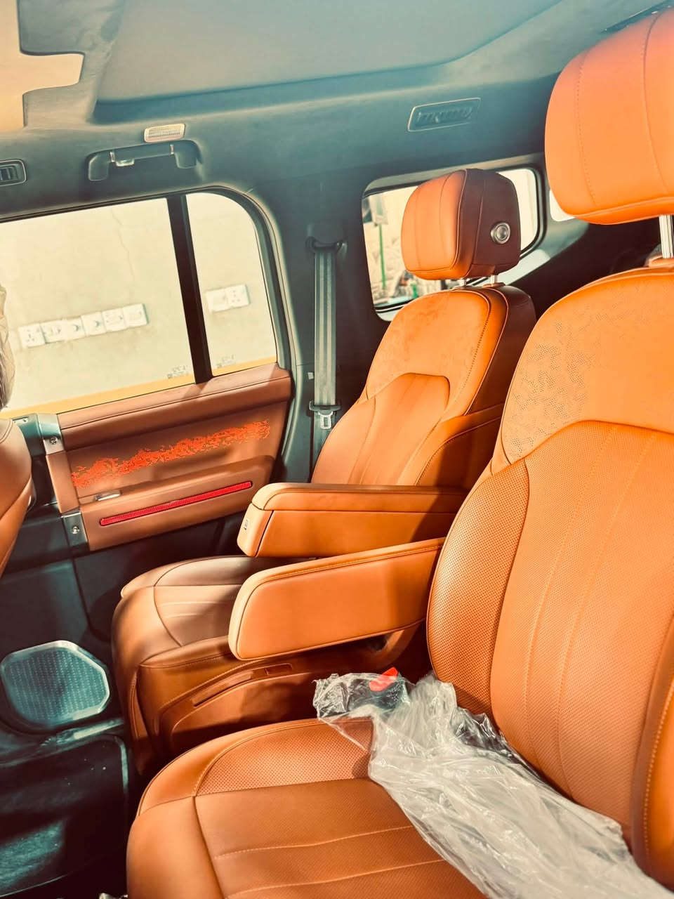 السلام عليكم
جيتور G700 - 2026 Premium بريميوم اعلى فئه بل G700

العداد 4000 بعدها شبه الزيرو 

مغلف : 💯 PPF

عنوان بغداد 

سعر : 75/000مليون 

الهاتف : ***********

* محرك 2.0 تيربو + نظام هايبرد PHEV بقوة 904 حصان.

* دفع رباعي ذكي AWD.

* 6 مقاعد (2+2+2) كابتن بالصف الثاني.

* شاشة عدادات 35.4 إنج.

* شاشة وسطية 15.8 إنج.

* Apple CarPlay و Android Auto.

* نظام صوت Lexicon بـ 18 سماعة.

* تبريد وتدفئة ومساج للمقاعد الأمامية.

* شحن لاسلكي 50 واط.

* كاميرات 540 درجة مع رؤية تحت السيارة.

* مثبت سرعة راداري متكيف.

* مساعد الحفاظ على المسار.

* فرملة طوارئ أوتوماتيكية.

* Tank Turn (اللف بمكان السيارة تقريباً).

* Crawl Mode للأوفرود.

* عمق خوض ماء 900 ملم.

* تعليق هوائي Air Suspension مع تحكم بالارتفاع. citeturn0search2turn0search1

ومن الشغلات الحلوة أيضاً:

* ثلاجة داخلية.

* عطر مدمج للمقصورة.

* تحكم صوتي لأربع مناطق داخل السيارة.

* فلتر هواء CN95.

* باب شنطة كهربائي.

* Matrix LED Headlights
