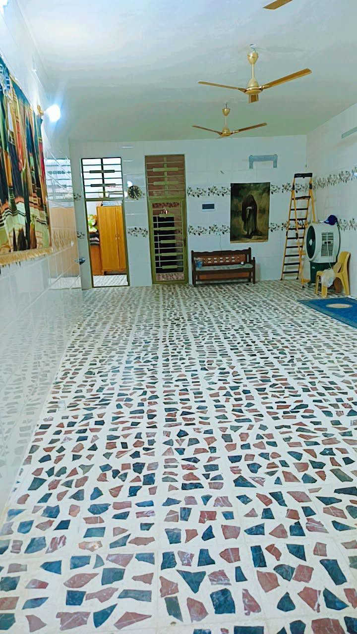 دار حديث ويصلح كحسينيه للبيع
 بمساحة 240متر سند 25 طابق واحد تحتوي ع صاله واستقبال للزائرين مع غرفة نوم ومطبخ ومجاميع صحيه عدد5 ع طريق بغداد مقابل حي العباس عمود 38سايد الدخول بسعر220 للاستفسار ***********
