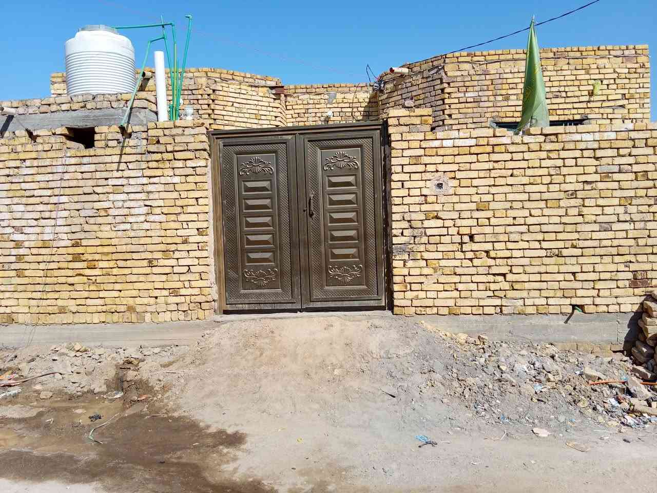 سلام عليكم بيت للبيع مساحته 200 متر يتكون من غرفتين وصاله وبراني ومطبخ حمامات داخليه وخارجيه عوزه بس بورك وسراميك مكان الكوام يم حسينيه الضاحي الستفسار الاتصال ***********
