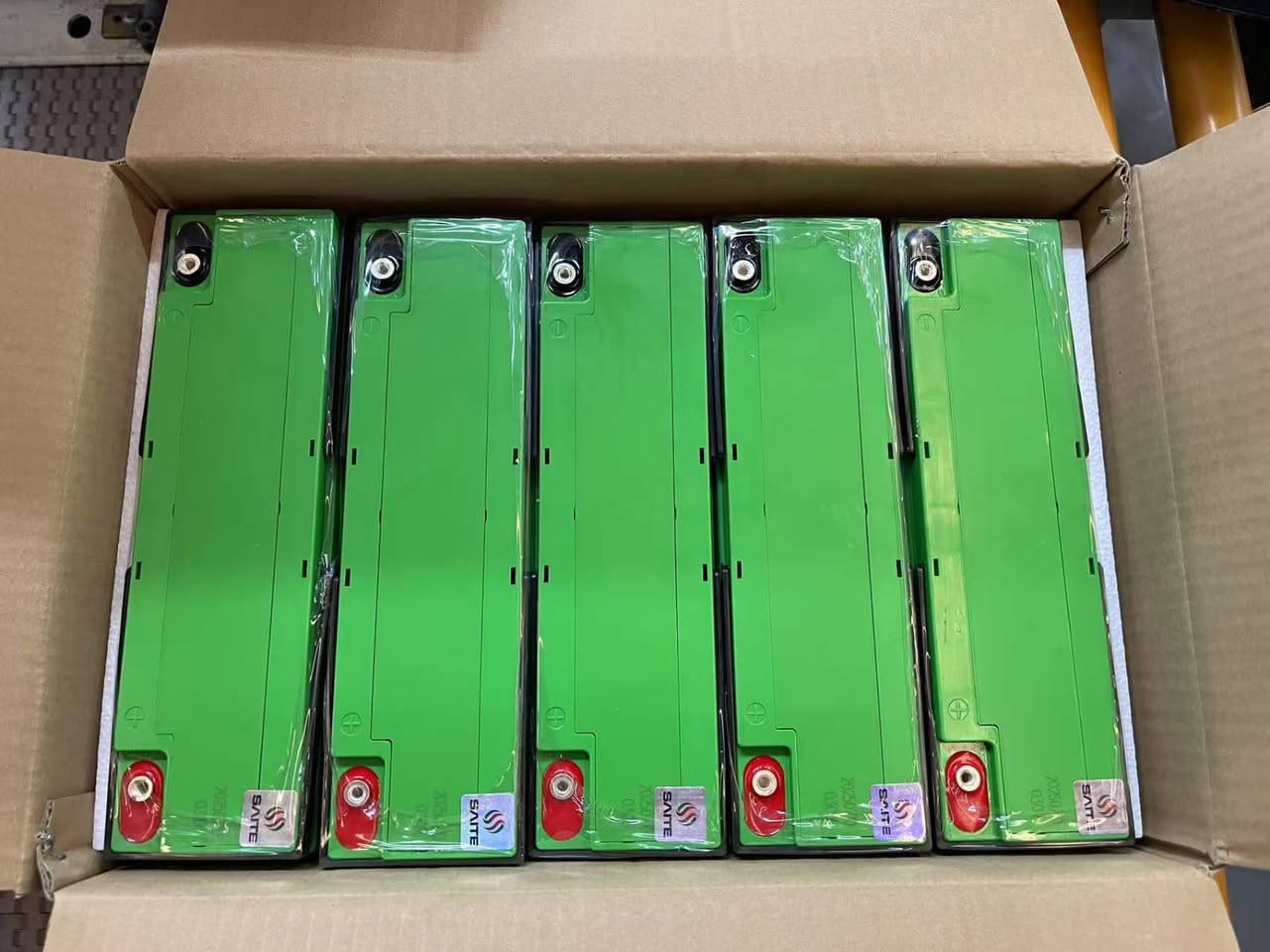 🔋 وصلت حديثاً بطاريات الشحن SAITE الفيتنامية 🇻🇳

⚡ أمبيرية حقيقية • وزن ثقيل • جودة عالية
🧬 مدعمة بتقنية الجرافين لتعزيز الأداء والعمر التشغيلي
📅 إنتاج 2026
🛡️ ضمان 3 أشهر – استبدال فوري

الأسعار والموديلات:

🔹 15 / 17 أمبير — 37,500 د.ع | 4.2 كغم
🔸 24 أمبير برتقالي — 44,000 د.ع | 6.4 كغم
🟢 26 أمبير أخضر — 45,000 د.ع | 6.7 كغم
🟣 30 أمبير بنفسجي — 47,000 د.ع | 7.05 كغم
🟠 35 أمبير مسطرة — 59,000 د.ع | 9.1 كغم
🟢 39 أمبير مسطرة — 62,000 د.ع | 9.4 كغم
🟢 52Ah كبير ستوتة  — 75,000 د.ع | 13.1 كغم
🔋 UPS فيتنامي — 23,000 د.ع | 2.6 كغم

🚚 توصيل لجميع محافظات العراق
📦 تتوفر كميات جملة ومفرد 
📲 لطلبات الجملة والاستفسارعلى الواتساب : *********** 
📍 مملكة البطاريات الشحن / بغداد /وكيل معتمد لشركة زقورة بغداد الوكيل الحصري لبطاريات SAITE الفيتنامية 

🔗 شروط الضمان:
(https://zaqura.com.iq/guarantee.html?utm_source=chatgpt.com)

🇻🇳 SAITE — علامة فيتنامية بجودة عالمية.

#SAITE_بطاريات_شحن_ستوته_فيتنامية_بطارية_باتري
#بطاريات_UPS_فيتنامي_زقورة_زقوره_تايلج_الريان
#بطاريات_شحن_العراق_ابوحيدر_مجمع_الفيتنامي

نص مكتوب في الصور:
- أحدث بطاريات SAITE ذات تقنية الجرافين المتطورة تقنية الجرافين الثورية Revolutionary Graphene Technology قوة استثنائية وعمر طويل Exceptional Power and Long Life صناعة فيتنامية عالية الجودة High-Quality Vietnamese Manufacturing