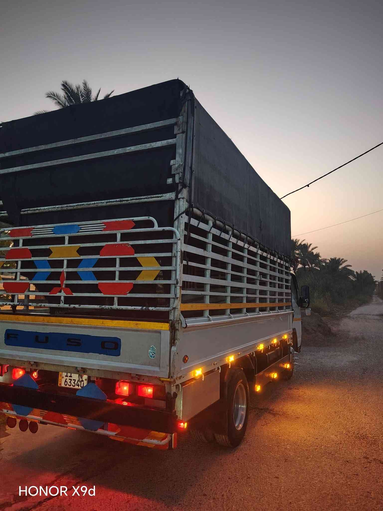 بسم الله الرحمن الرحيم
للبيع ميتسوبيشي كانتر فوسو (Mitsubishi Fuso) موديل 2020، نظيفة جداً وجاهزة للشغل فوراً بدون أي مصاريف.
​🔹 المواصفات والتفاصيل:
• الموديل: 2020
 مكفولة كفالة عامة (شاصي، محرك، كير، صبغ) – ما عدا طخة بسيطة بباب السكن ع كد شبر ومصلحة (بشرط الفحص أينما تحب)
• تخم تاير جديد ياباني أصلي (برجستون / Bridgestone)
•  ويل كب كروم طخم
• تبريد ثلج شغال 100%
• الرقم: بغداد حرف إنجليزي
•  جاهزة للعمل المباشر بدون أي نقص
• ملاحظة: الكاسحة مو ويا السيارة (تعود لصديق وتتنزل قبل البيع)
​📍 المكان: بغداد – الطارمية
💵 السعر: 240 ورقة (وبيه مجال بسيط للطيبين)
​📞 للتواصل والاستفسار:
• رقم الهاتف / واتساب: ***********

نص مكتوب في الصور:
- HONOR X9d