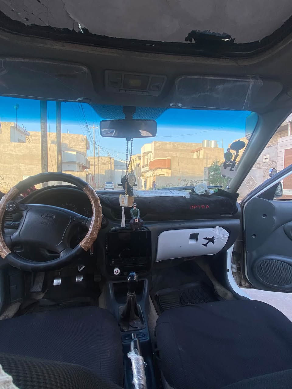 السلام وعليكم سيارا اكسنت هوانداي للبيع السياره جاهزا من كل النواحي مديل 95 شرط كير ومحرك وين من يعجبك جيك السياره بلا ضرر بس شويا بل دار مال جملغ الورا معجون ولا اباقي شرط لا صبغ ولا معجون اليرباك ما طاك مال شركه سيارا حلوا وجاهزا ترايك للبغداد الغرفه مالها حيل نضيفه فقط الدشبول مكسور وما يبين شرط التحويل السعر 34 بيها مجال شي قليل مال جيتك كبون بانزين بيها الرقم *********** رقم وسنويًا جديده لي 2030 هزا جديدا تحياتي للجميع
