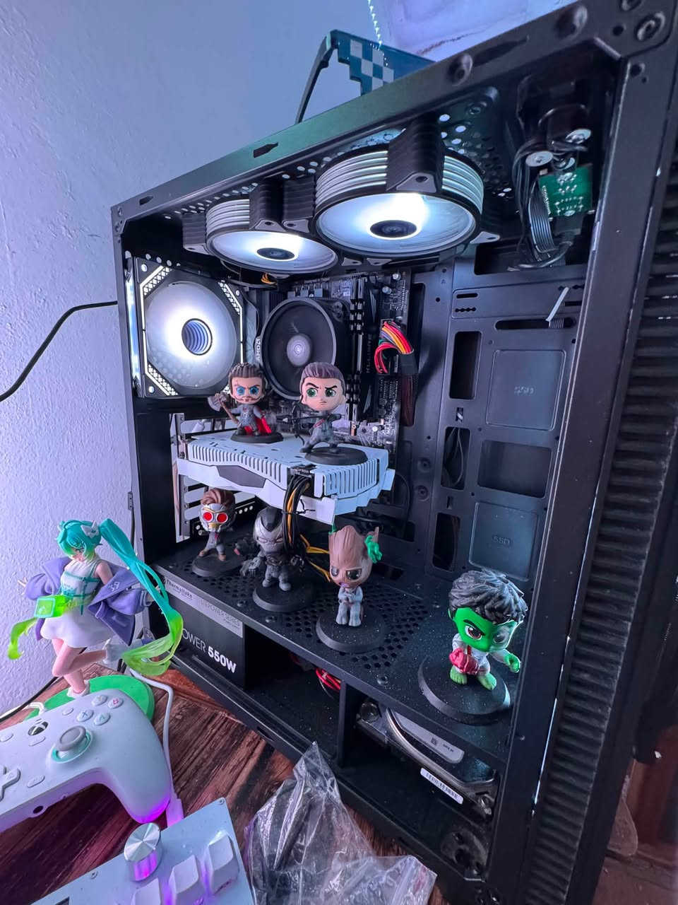 تجميعة كاملة للبيع كلش نضيفة
معالج AMD Ryzen 5 3500x 6 core 

RAM 16 GB 

كارت شاشة 2060 سوبر 

مذر بورد GIGABYTE B550M GAMING

هارد 1TB SSD M.2

هارد 1TB HHD

وشاشة من شركة LG حجم 27 165HZ

وشاشة ثانوية تقريبا حجم 22 100HZ

وماوس اتاك شارك x3

وكيبورد mad 60 HE

وسماعات هايبر اكس كلاود 2 واير ليس

و يوبي اس حجم 2500 اوف لاين بس كلش نضيف

و جوستك كيم سير G7 

ابيعم كلهم كامل ما ابيع كل قطعة وحد

وعندي دركسون PXN V9  اذا تريدة وياهم هم يصير بس مو من ضمن السعر

السعر 1.300.000 وبيها مجال

مكاني موصل 

متواجد واتساب :***********
