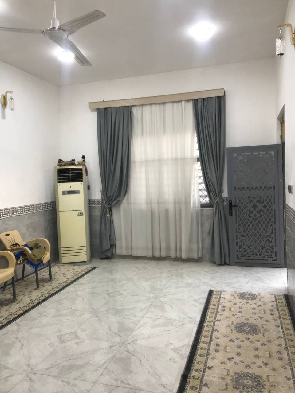 بيت  230م   سند 25 بناء طابوك أساس صب كونكريت سقف صب كونكريت يتكون من صالة  واستقبال وغرفتين  ومطبخ وصحيات داخلية وخارجية العنوان الديوانية التقيه مجاور مجمع السلام  قرب مطعم بغداد مباشر وجهة ع الشارع العام  ***********+*********** واتساب *********** او مراسلة الصفحة
